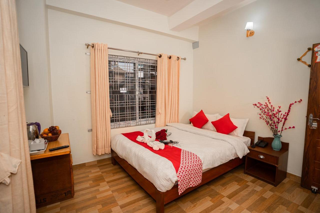 Hotel Dela Mount Покхара Экстерьер фото