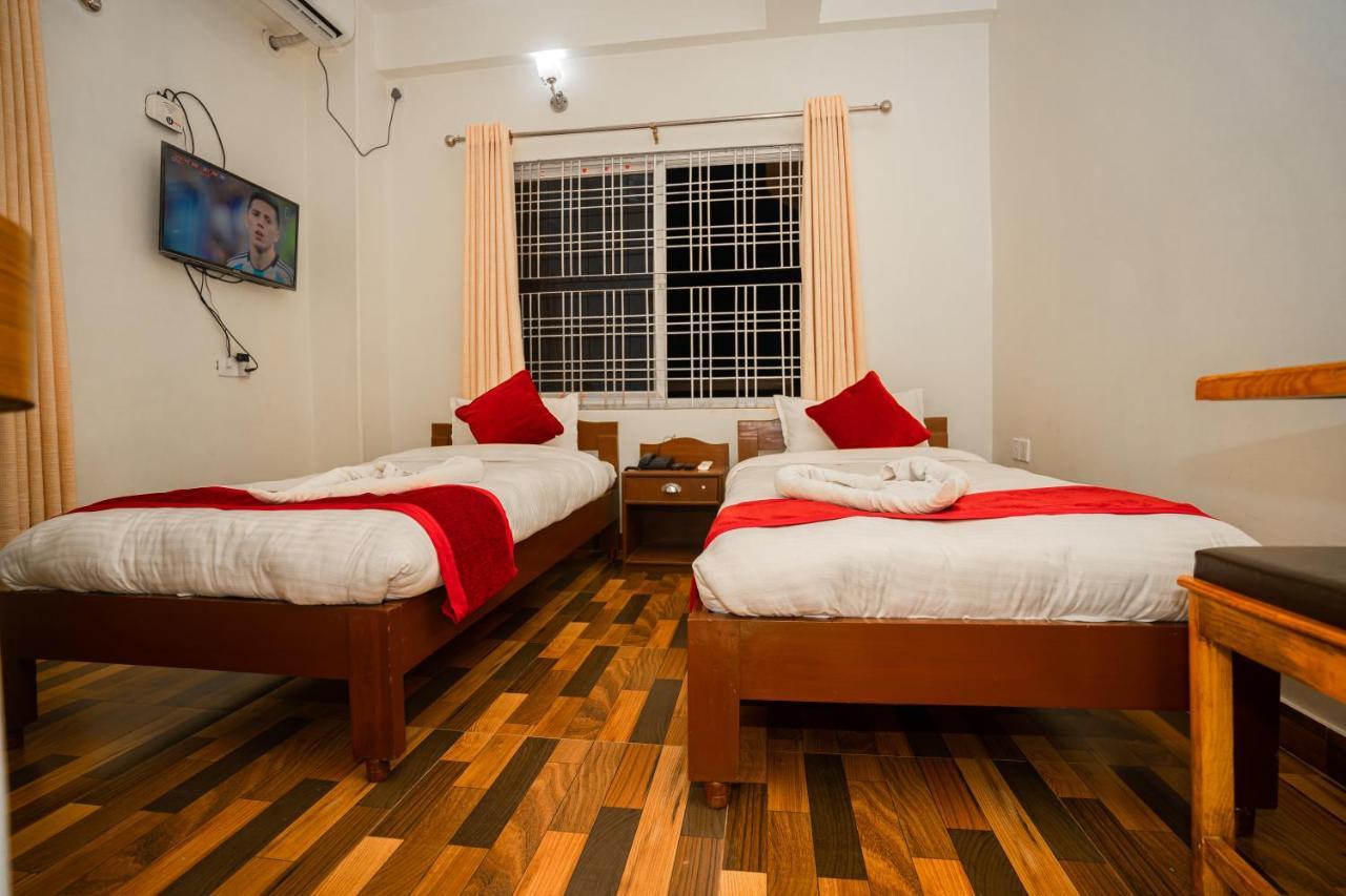 Hotel Dela Mount Покхара Экстерьер фото