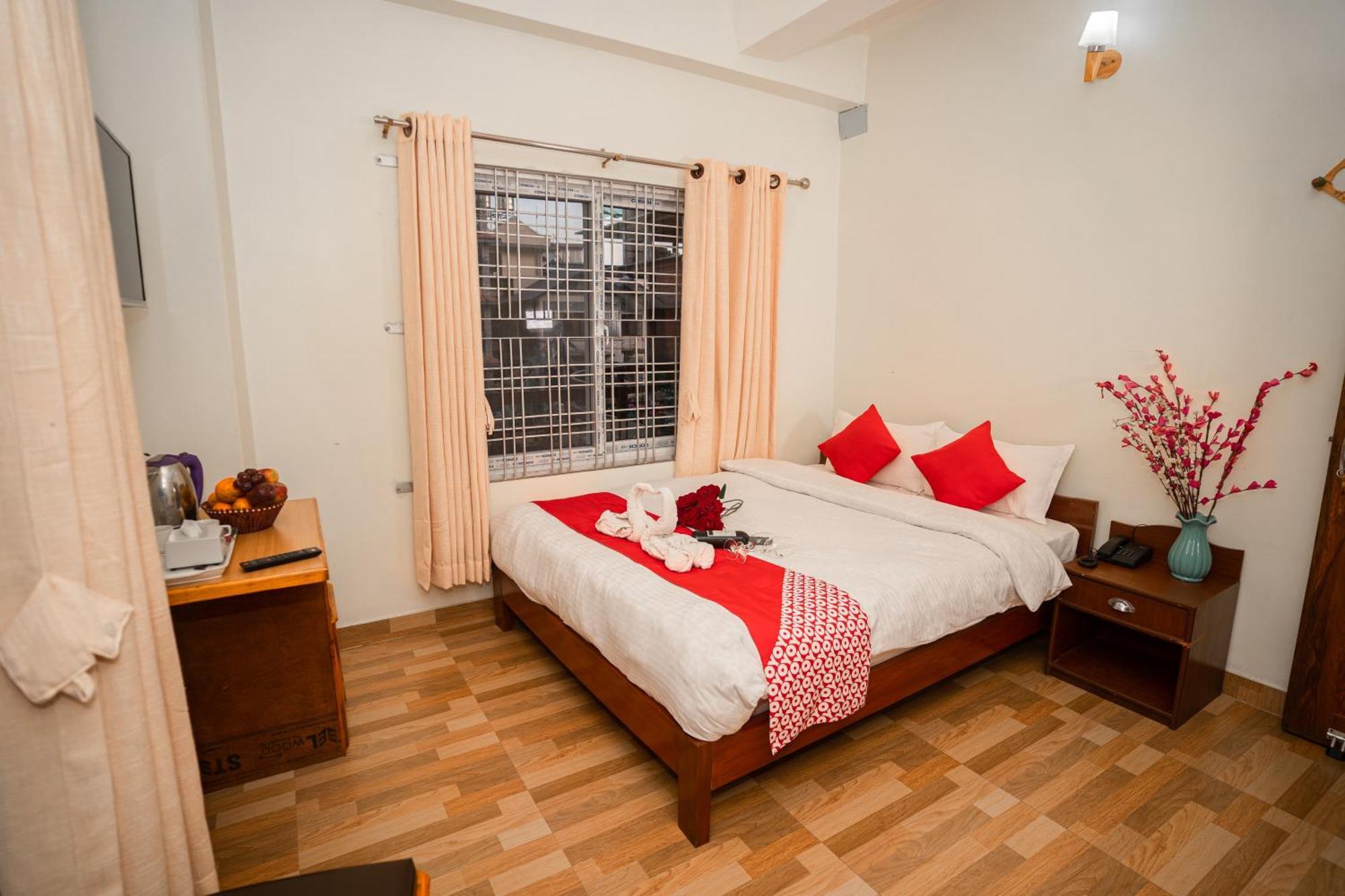 Hotel Dela Mount Покхара Экстерьер фото
