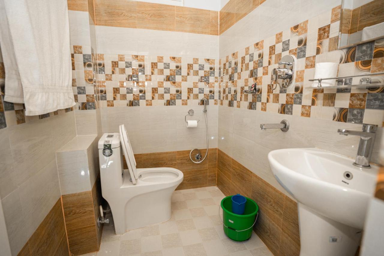 Hotel Dela Mount Покхара Экстерьер фото
